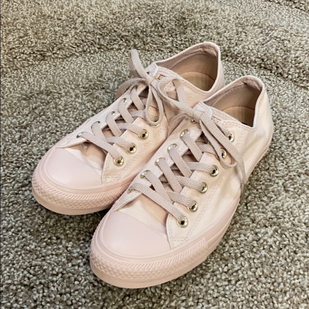 Beige/pink Converse